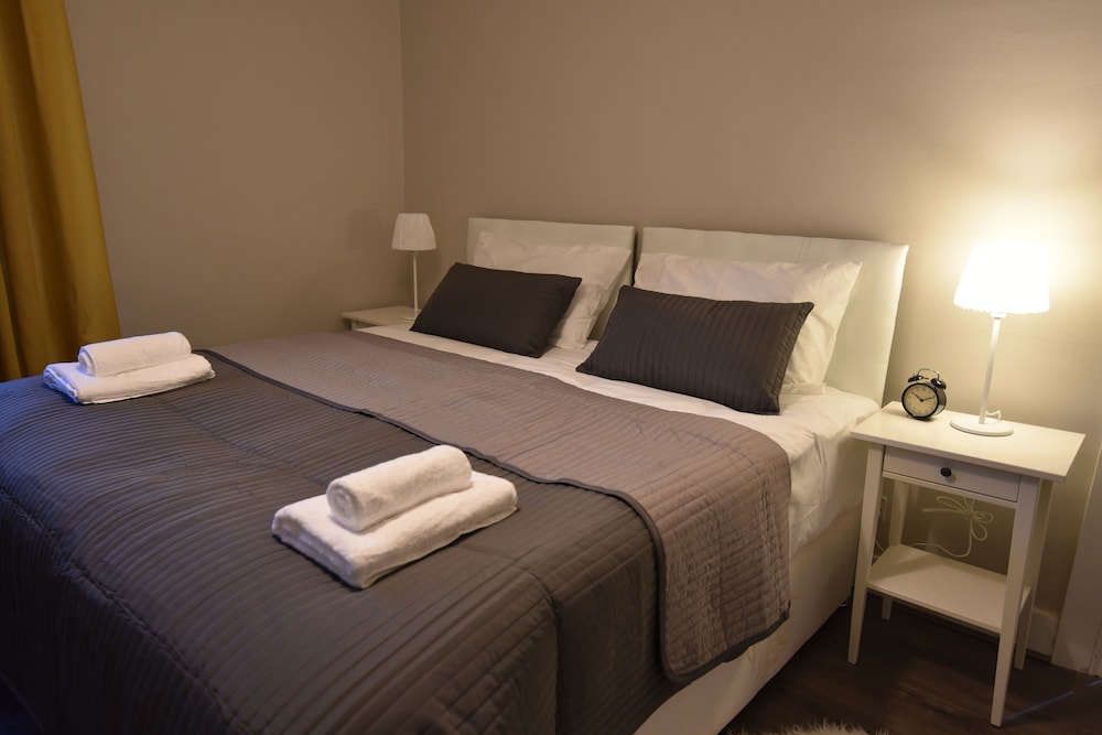 First - Meadowbank House Apartment