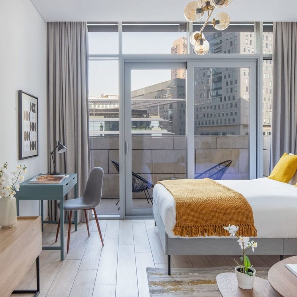 Silkhaus Modern Studio in Difc Iconic Tower Pool