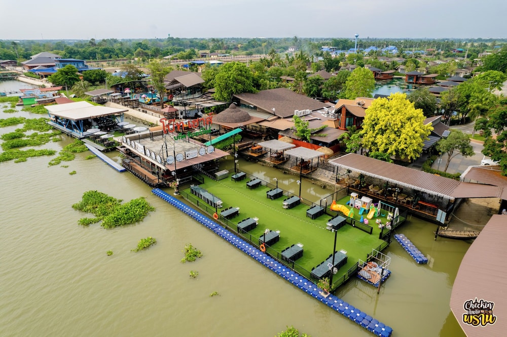 Boathouse Boutique Riverside
