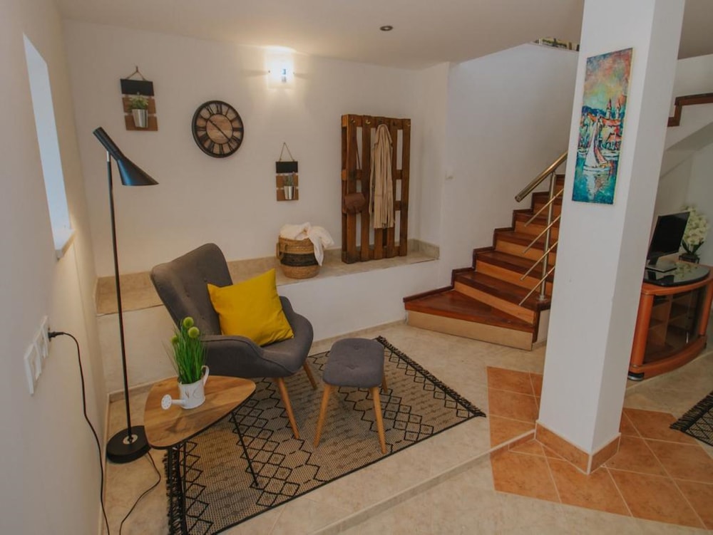Tranquil Getaway Villa Prapatnica With Pool and Garden