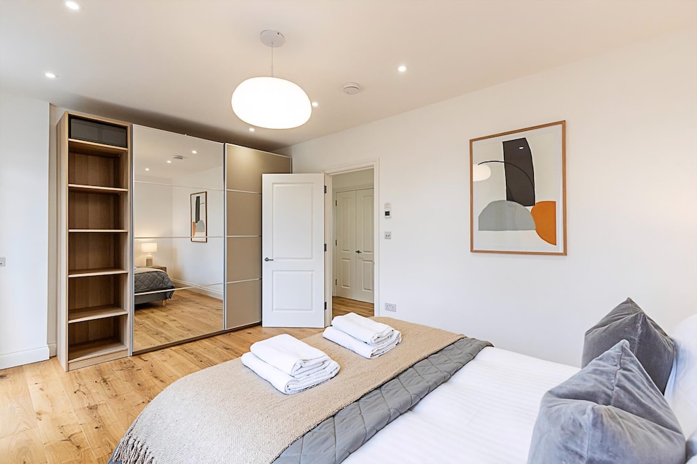 Light & Luxury Chelsea Apartment: Private Balcony!