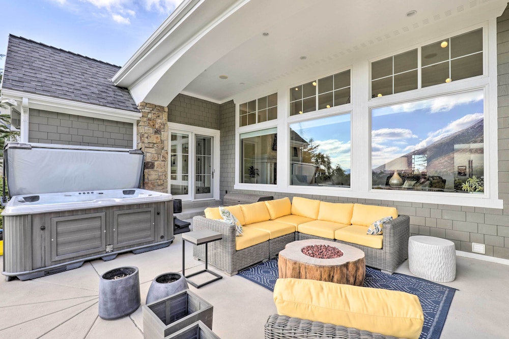 Luxe Sandy Home w/ Hot Tub: 9 Mi to Skiing!
