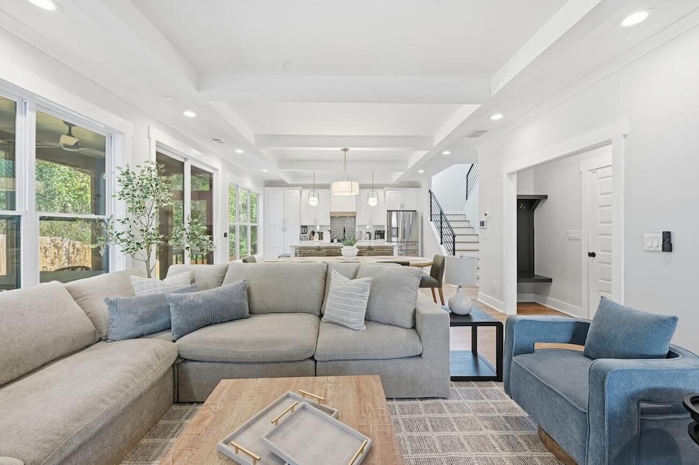 New! Modern Luxurious Woodland Retreat 5 Bedroom Home