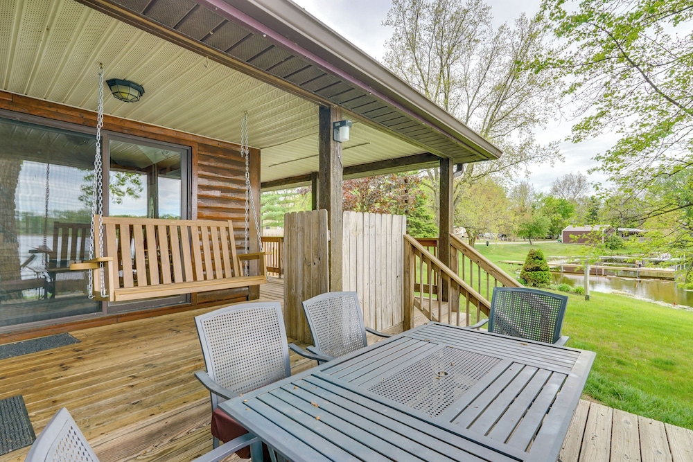 Lakefront Getaway w/ Fire Pit in Akron