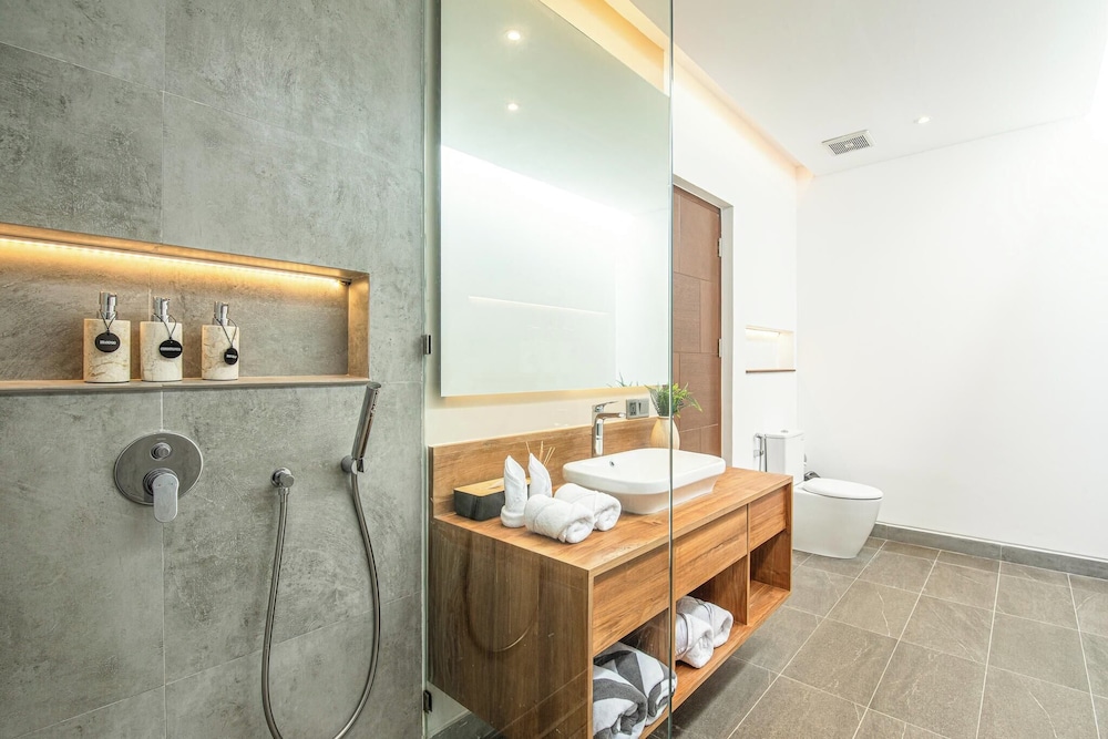 Elegant 6BR Canggu Villa Steps From the Ocean