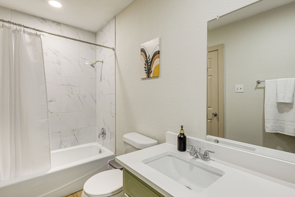 3 Mi to Dtwn! Group-friendly Getaway in Temple