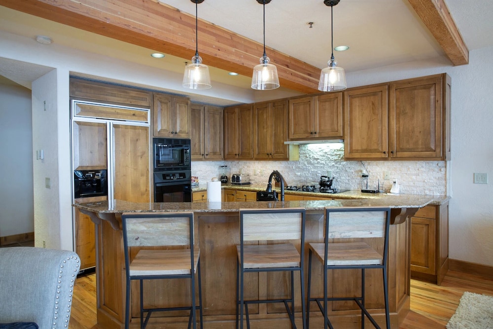 Sterling Lodge at Deer Valley Resort - Three Bedroom Condo with Hot Tub #108 3 Condo