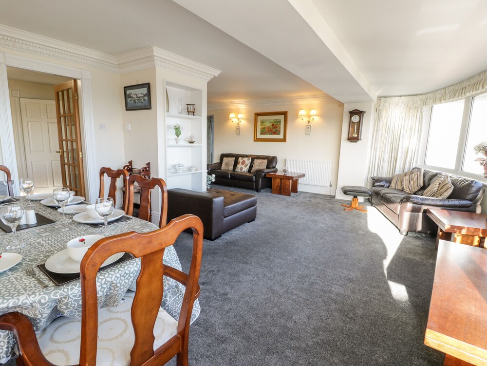11 Glyn Garth Mews