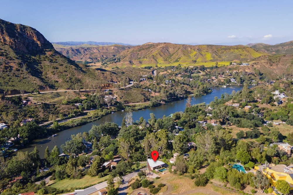 Designer Retreat w/ Pool, Firepits, Panoramic Views The Lake House at Malibu
