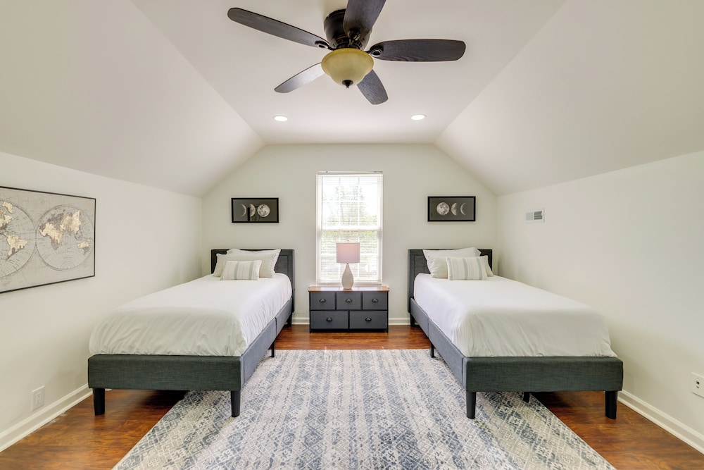 Mini Putting Green & Pool Access: Simpsonville Gem