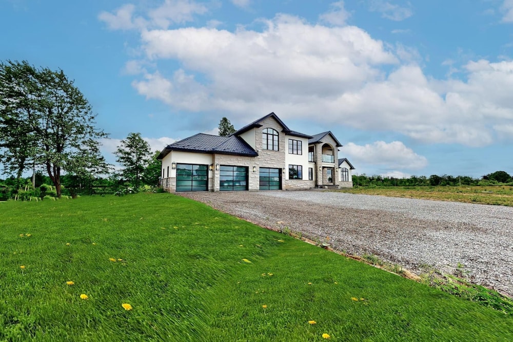 Lucky Mansion Luxury Villa in Fort Erie