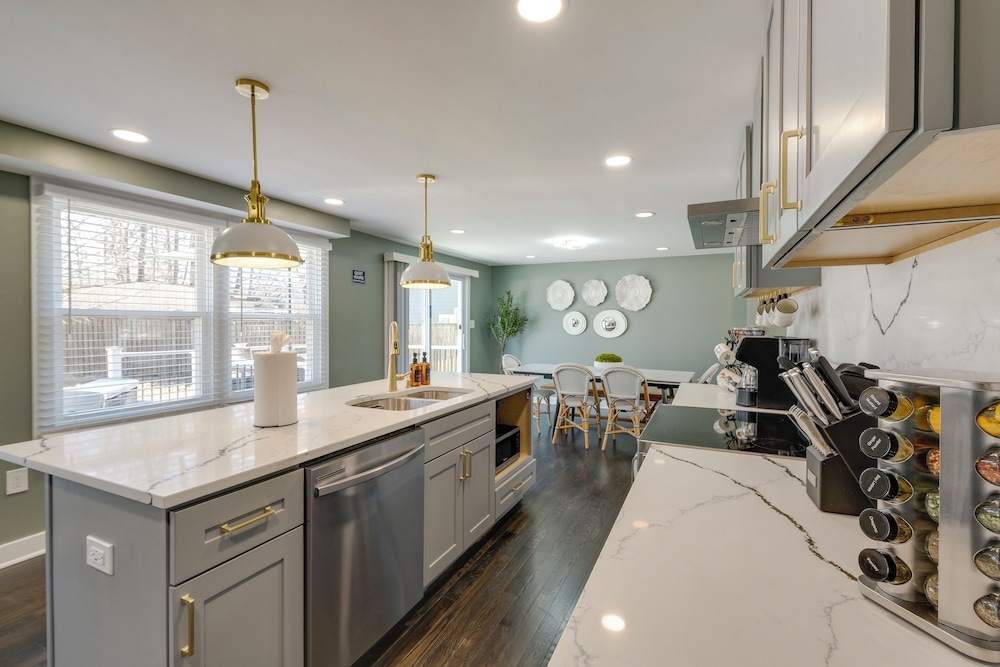 Family Friendly: Modern Retreat in Fort Washington