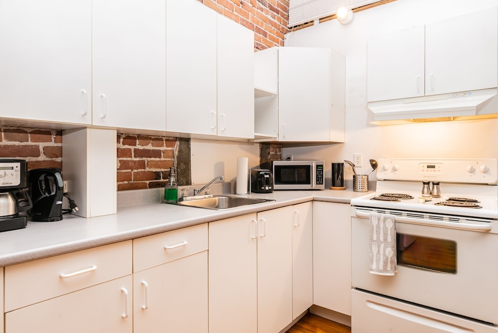 Old Port Montreal Business Apartments - Image 4