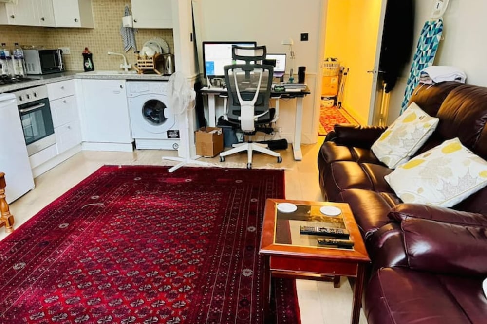Comfortable 2 Bedroom Apartment in West London