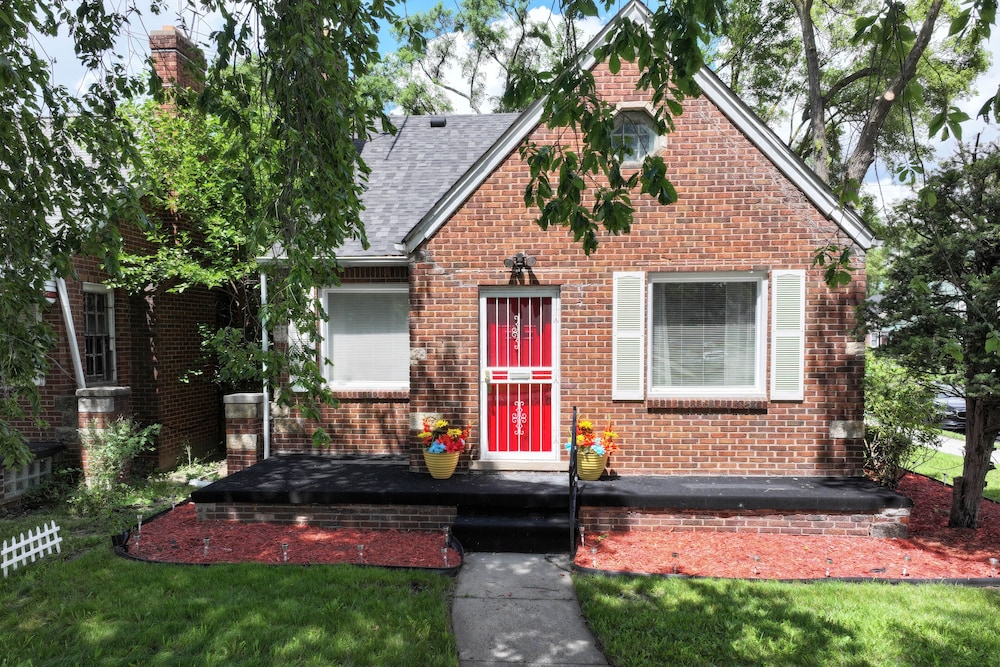Peaceful Detroit Home w/ Yard: 10 Mi to Downtown!
