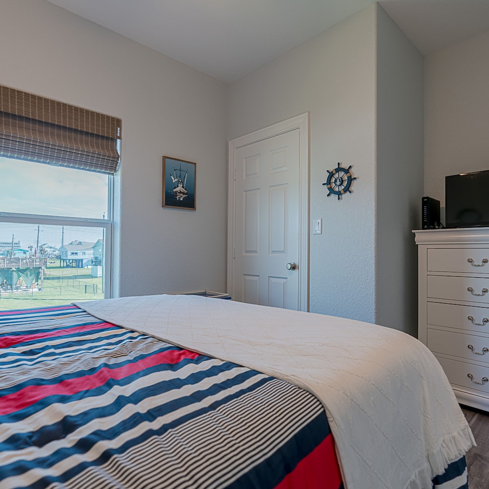 The Coast is Clear Great Home By Beach Bay view 4