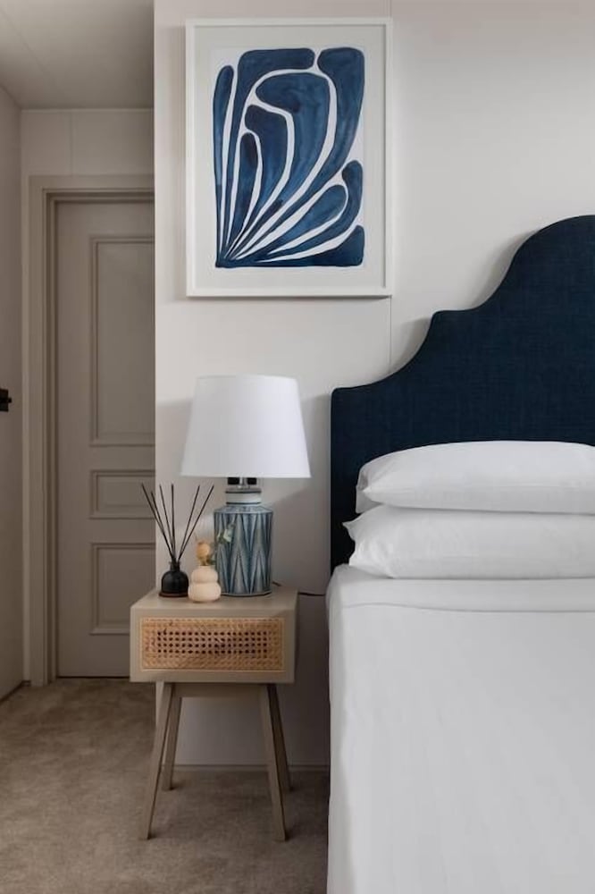 Cheyne Walk Houseboat by Onefinestay