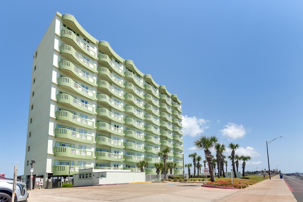 Oceanfront Galveston Condo in Amazing Location!