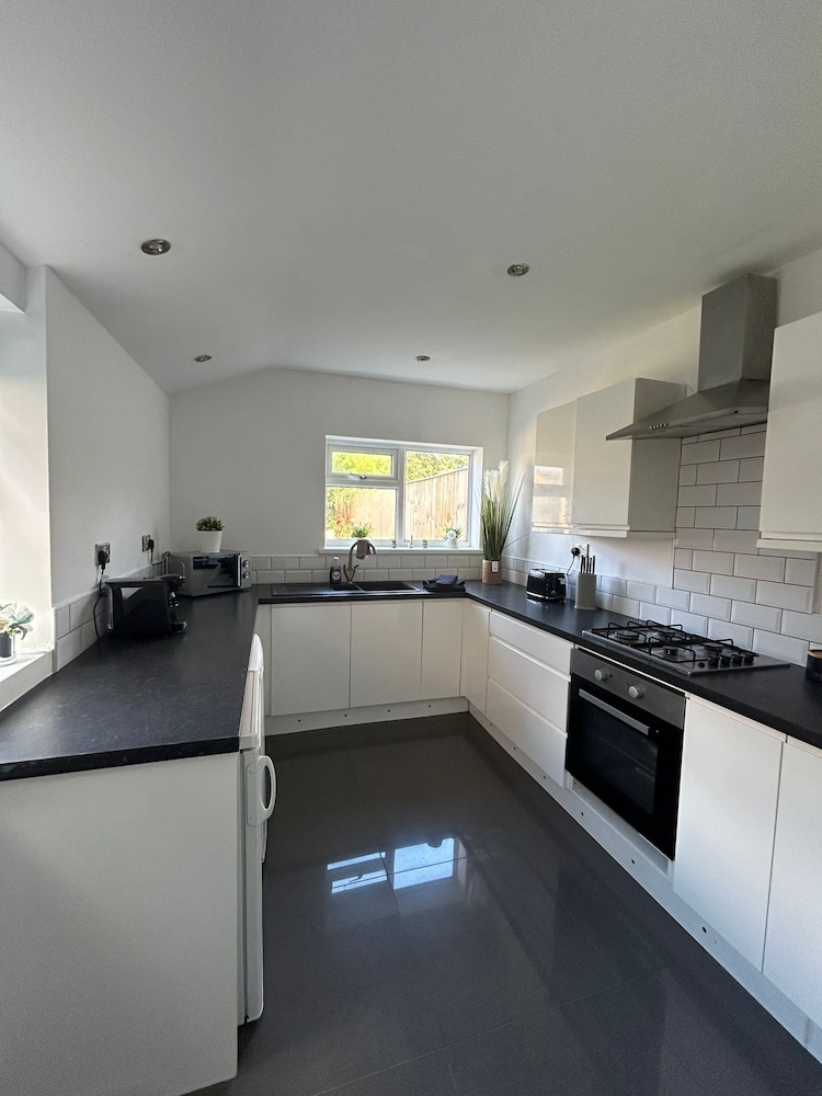NEW 4 Double Bedrooms Large House view 5