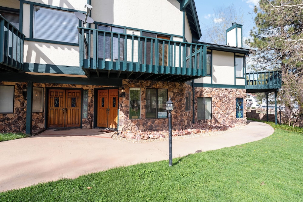 Lakefront Viking Oasis Condo view 2