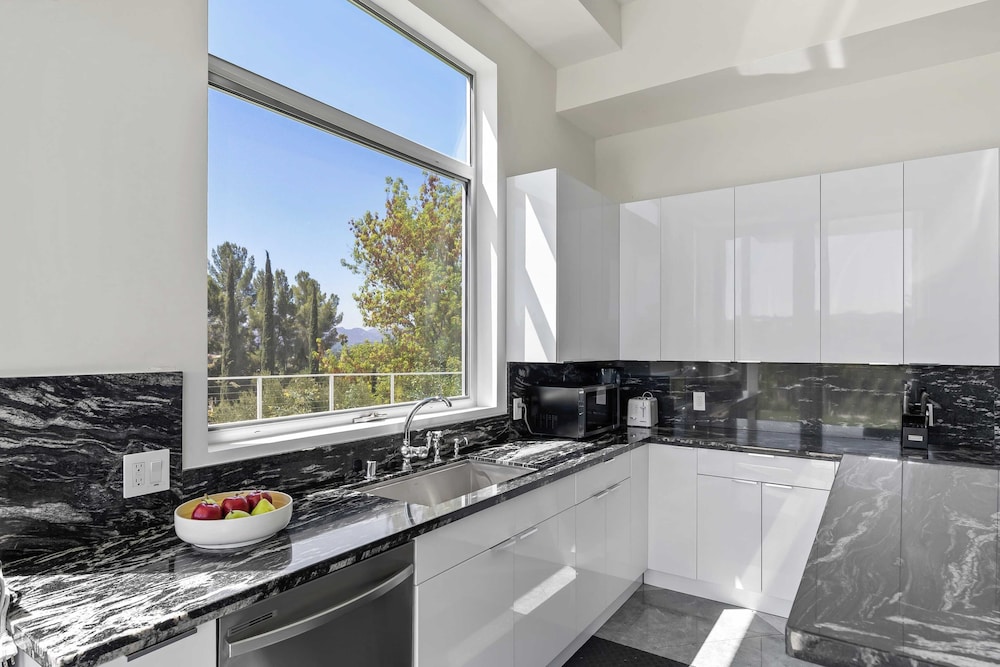 Luxe LA Escape w/ Pool, Views & Game Room Alta Vista Estate by Avantstay