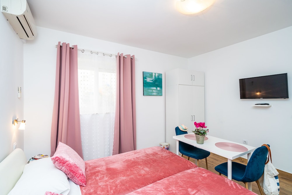 Jele Rooms