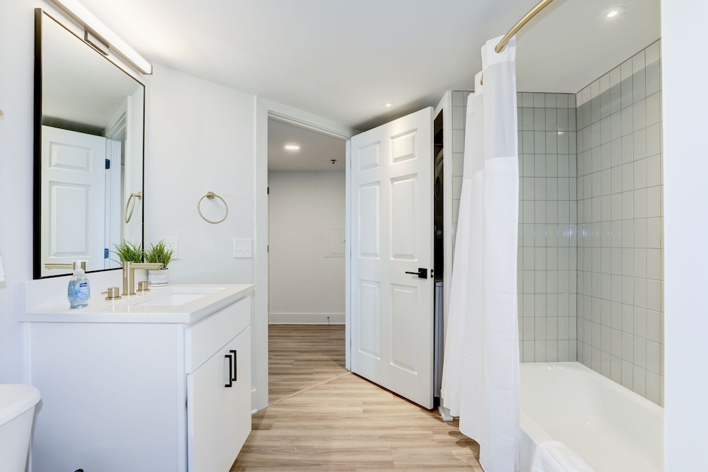 Elegant 2BR Apartment Minutes From DC