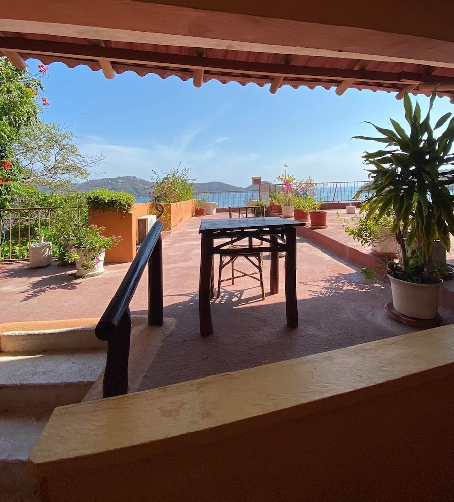 casa adriana zihuatanejo