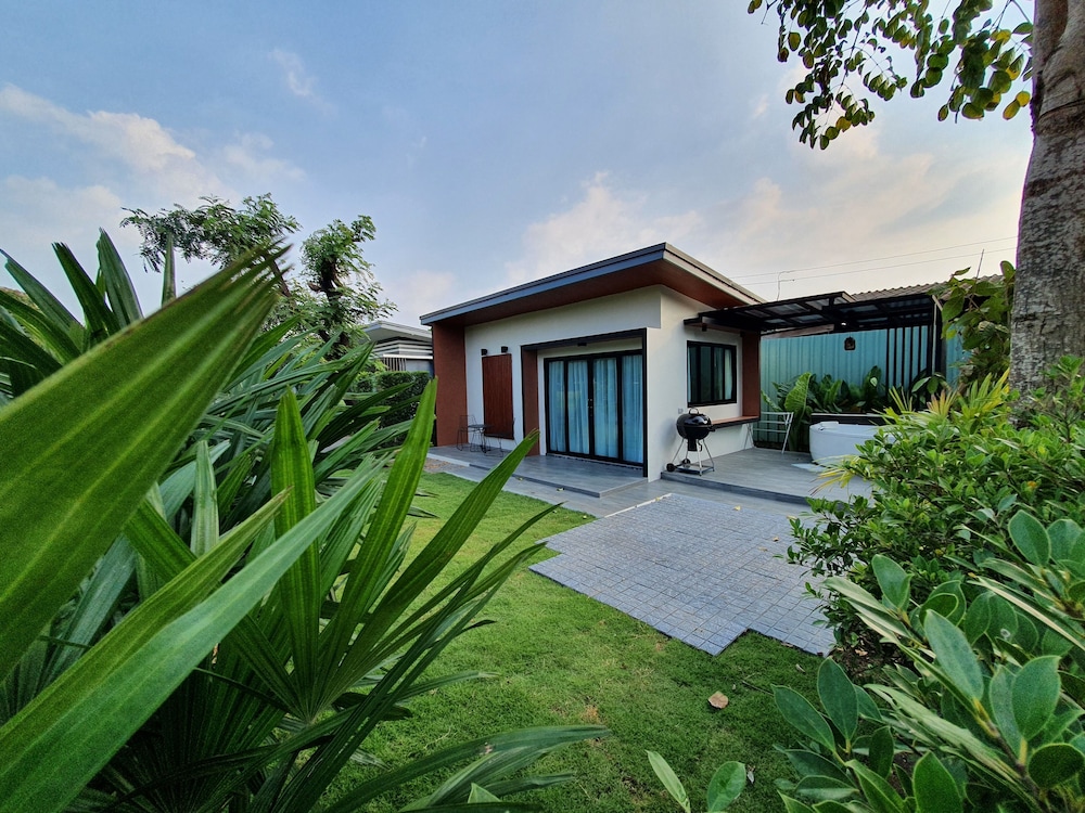 Hotel Bannjamjuree Resort Sattahip - Image 1