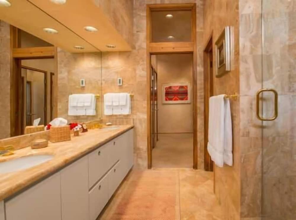 Penthouse with Panoramic Views of Vail Mountain and the Gore Range by RedAwning