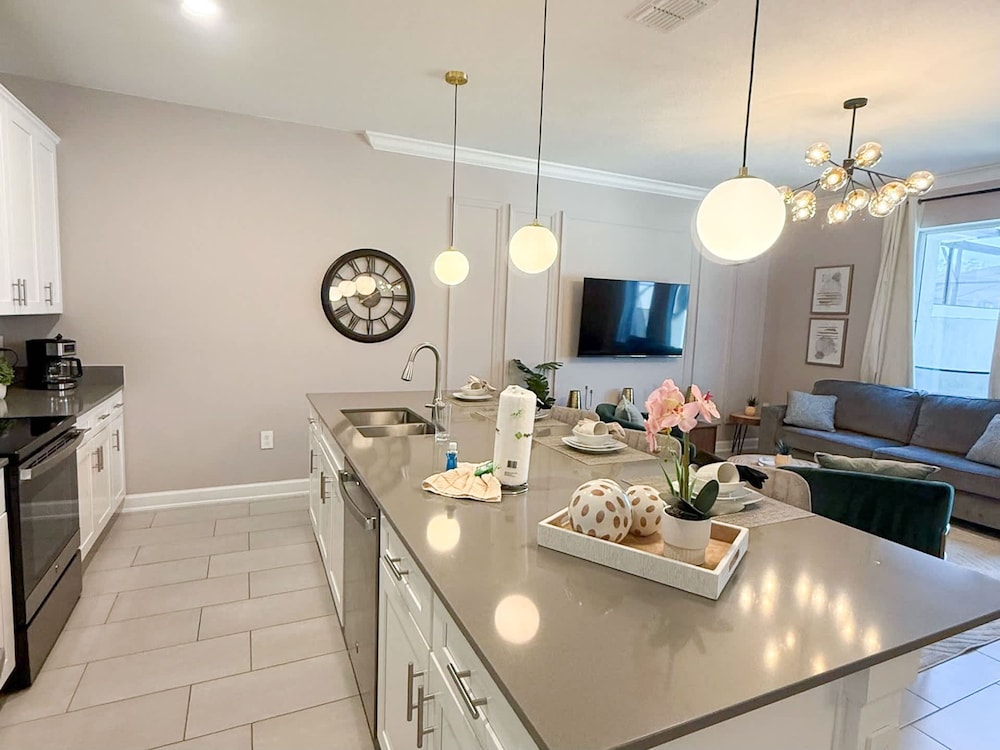 Contemporary Townhouse w Pool BBQ Sleeps 12