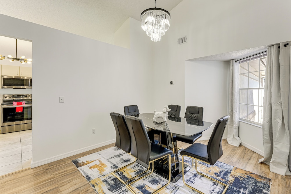 6 Mi to Disney World: Lake-view Retreat w/ Pool!