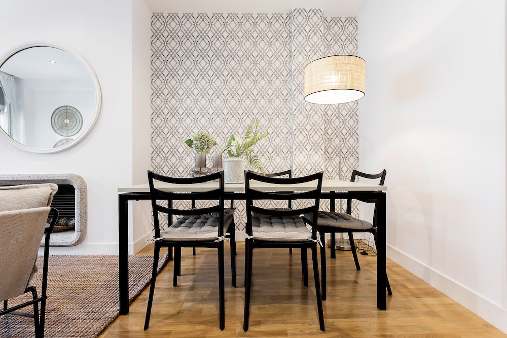 Bright 2 Bd Apartment in Front of Retiro Park Retiro II