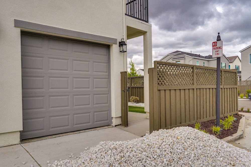 California Midterm Rental With Fenced Yard! view 3