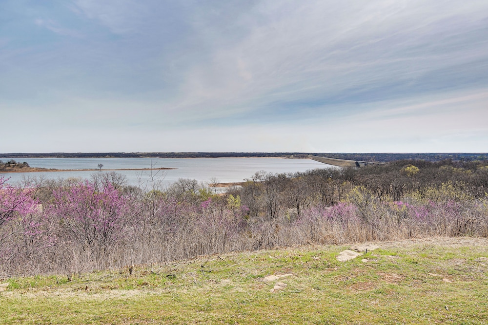 Family-friendly Apt w/ Lake Views in Ponca City!