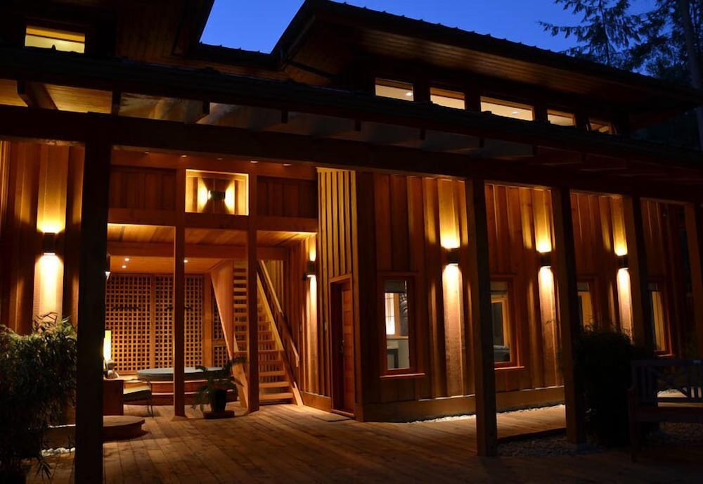 Shades of Jade Inn and Spa