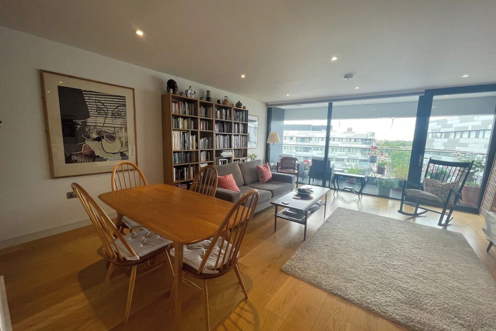 Chic 2BD Flat With Private Balcony - Greenwich
