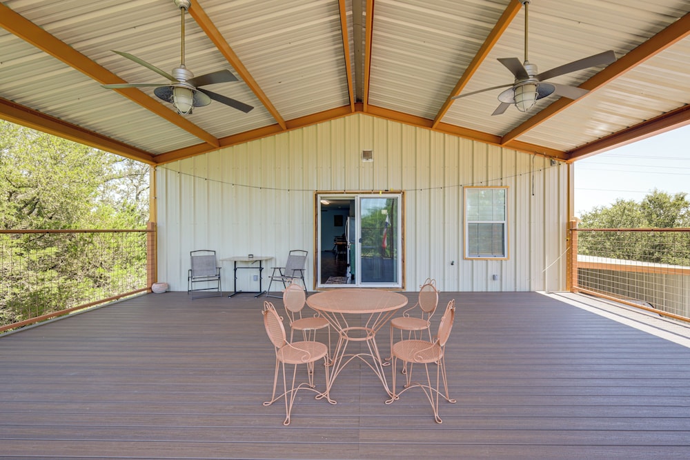 6 Mi to Granbury City Beach Park: Apt w/ Veranda!