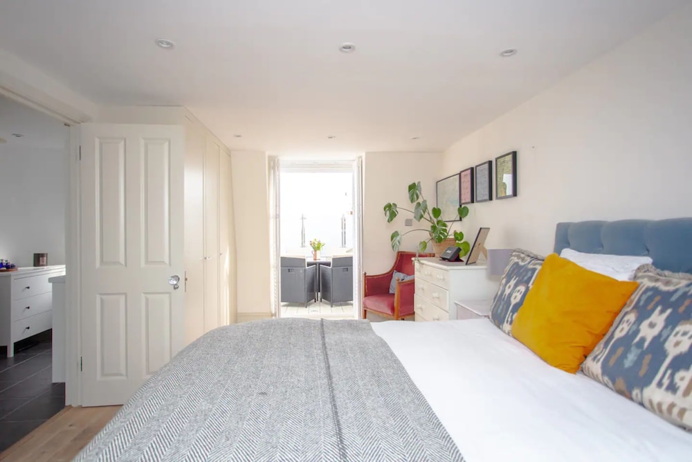 Bright2 Bedroom Apartment With Roof Terrace in Wimbledon