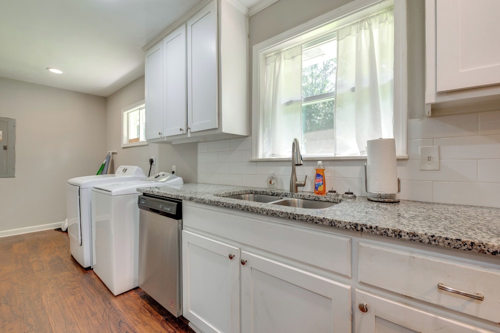 Inviting Home w/ Backyard: 8 Mi to Dtwn Atlanta!