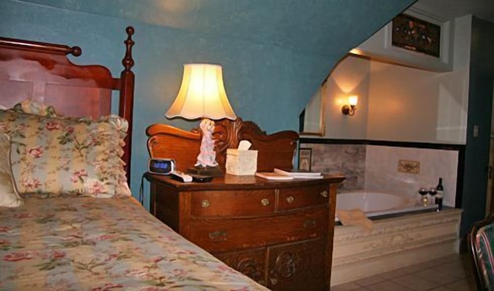 The Brumder Mansion view 4