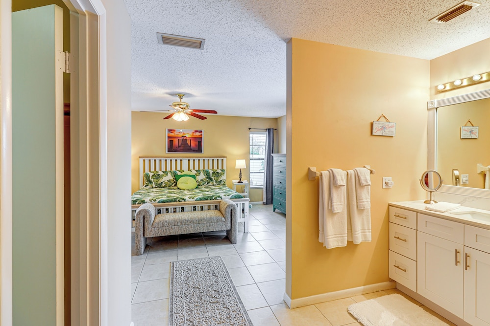 1 Mi to Dtwn Stuart: Bright Home w/ Pool & Spa!