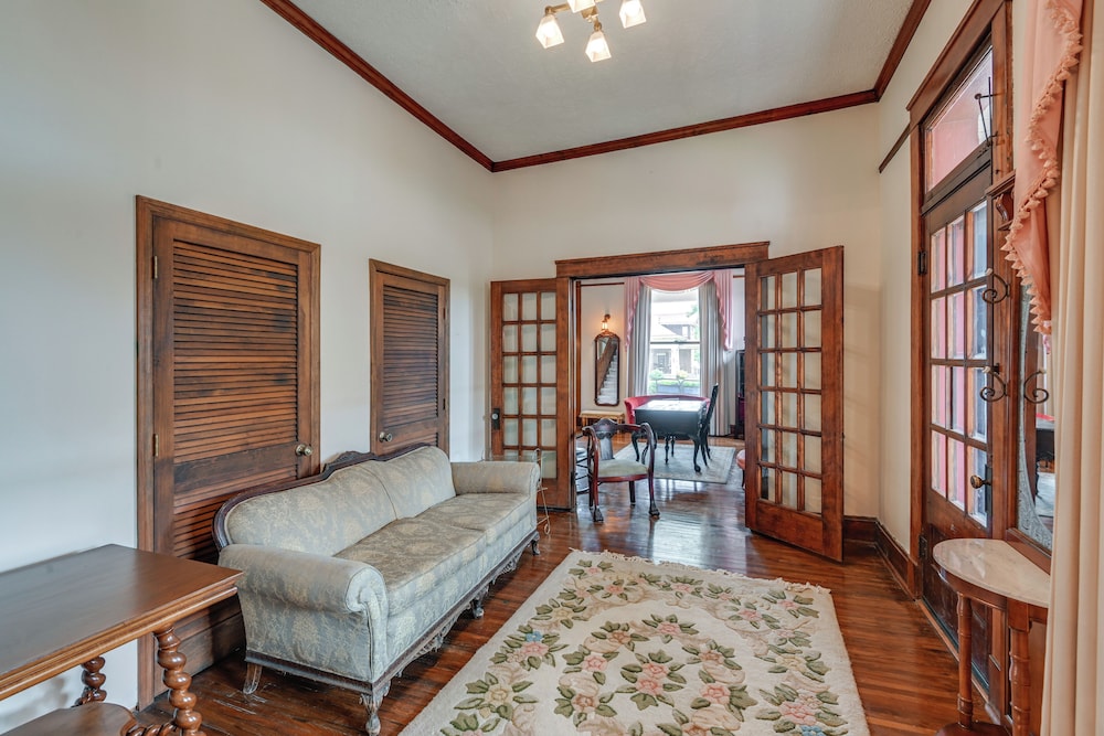 Walk to Lawrenceburg Square: Home for Large Groups