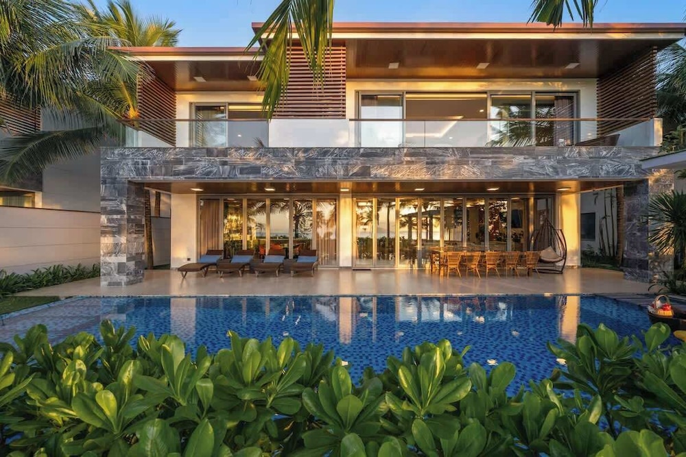8BR Beachfront Eden: Luxury Events & Getaways