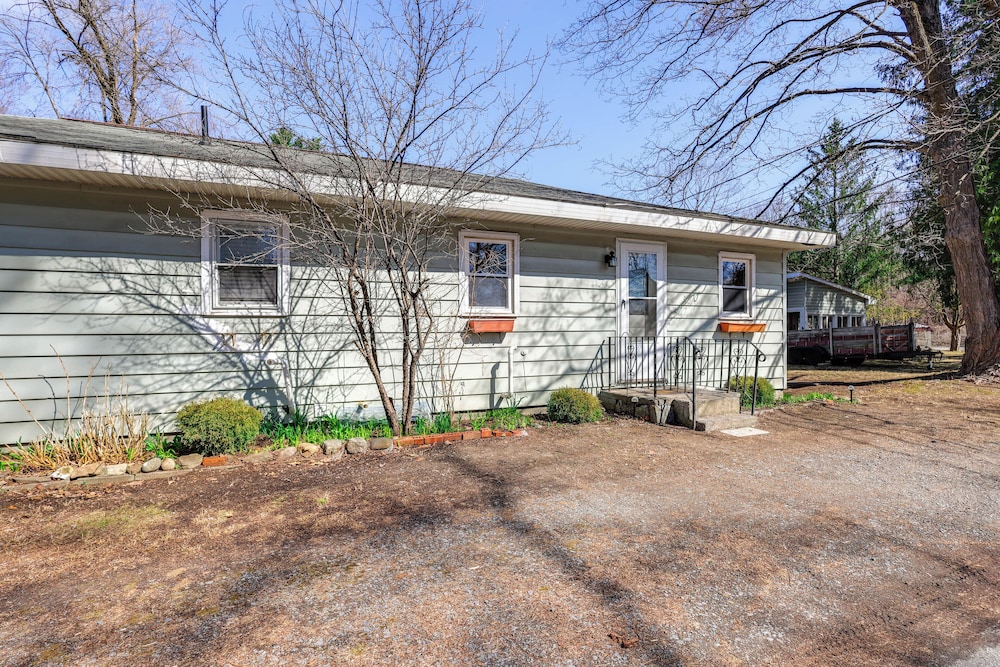 1 Mi to Dtwn Saratoga Springs: Cozy Duplex Apt!