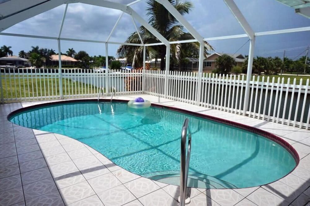 SHEN1124 3 Bedroom Holiday Home by Marco Naples Vacation Homes