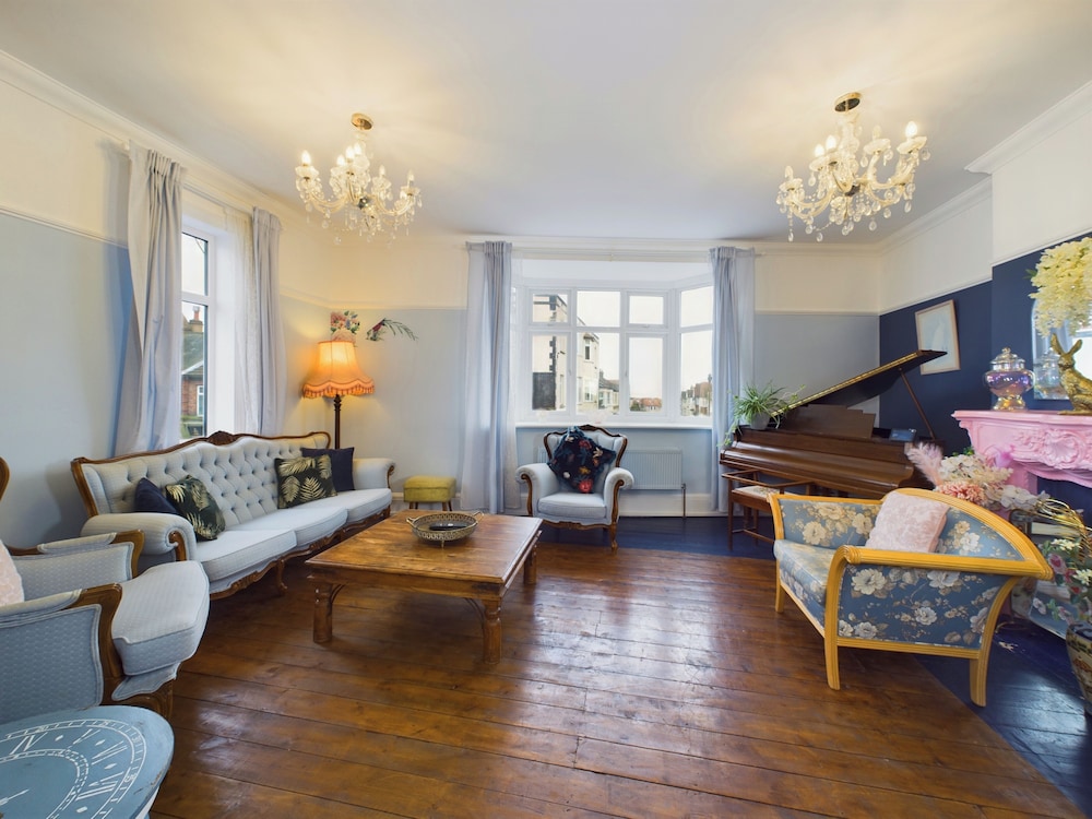 Unique 2 bed Leigh-on-sea- With Real Piano