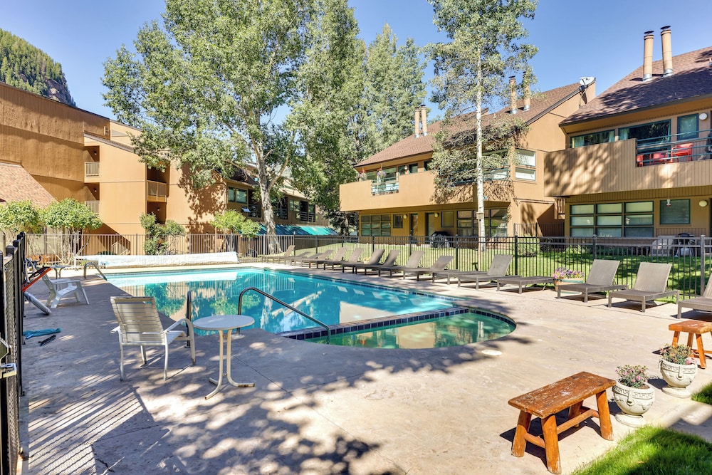 4 Mi to Vail Ski Resort: Cozy Getaway w/ Deck!