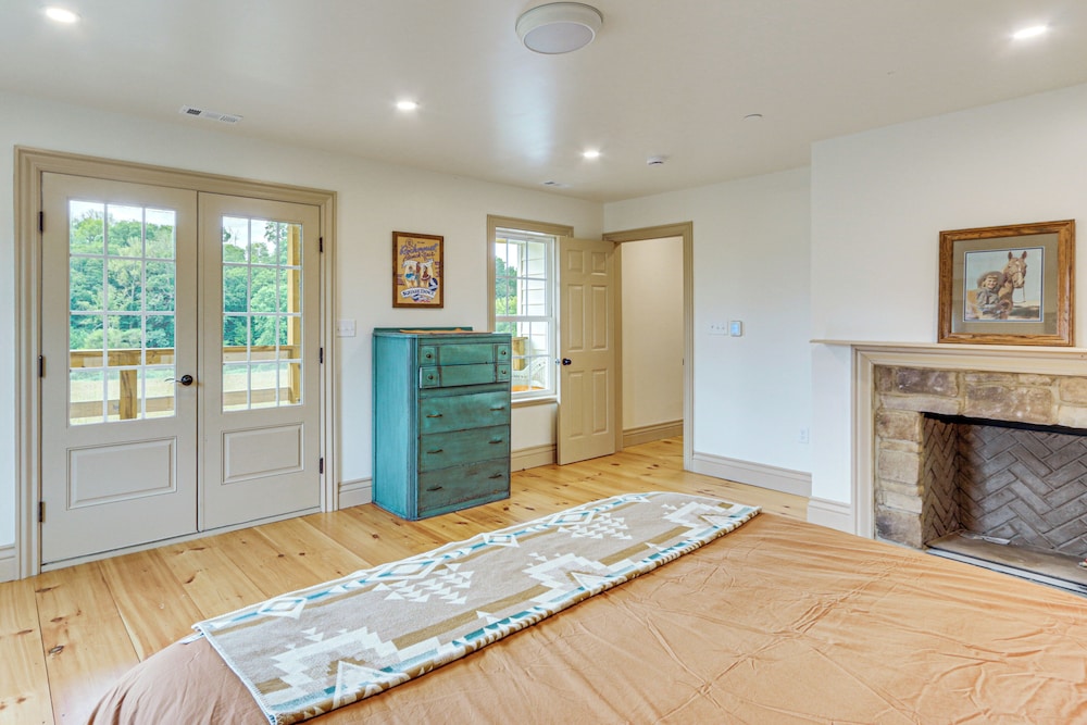 Updated Farmhouse < 2 Mi to Historic Middletown!