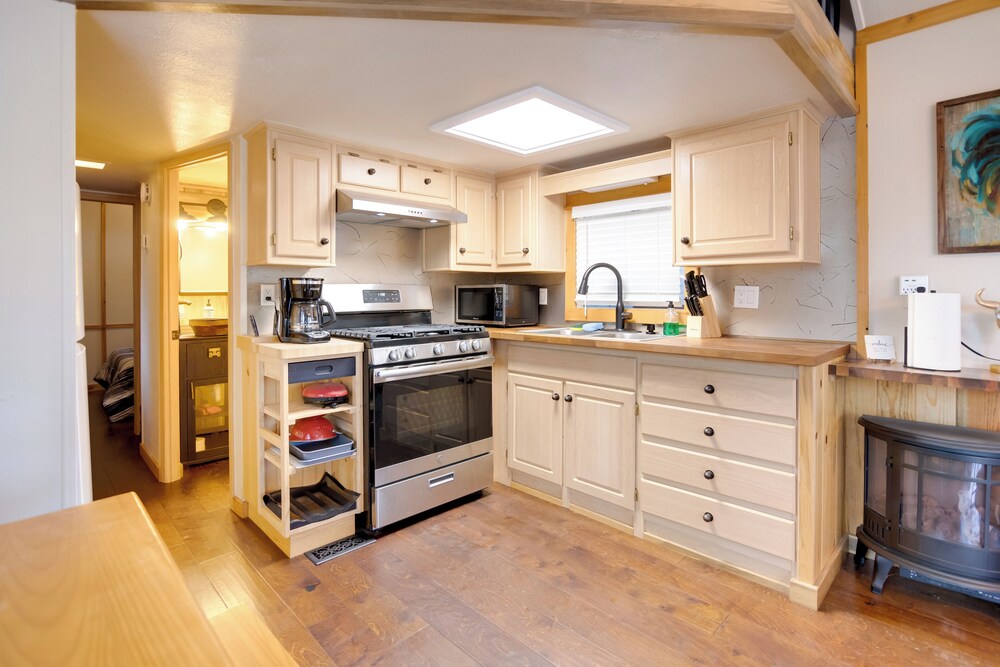 Near Lake Almanor & Golf: Cozy Cabin!